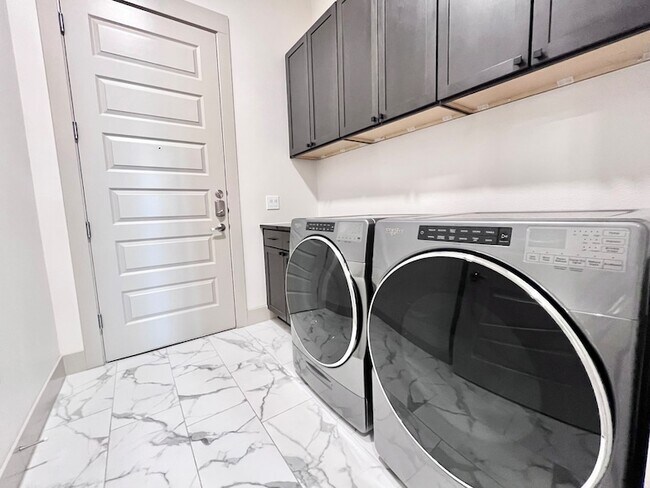 Building Photo - 3330 Oak Grove Ave