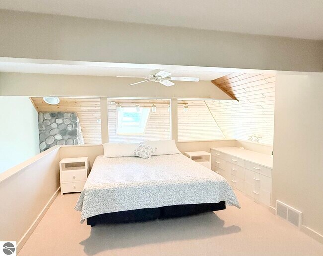 Building Photo - 776 N Yacht Club Dr