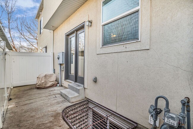 Building Photo - Spacious 4BR End-Unit Townhome | Low-Maintenance HOA Living
