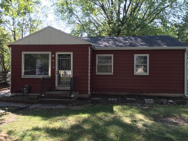 Primary Photo - 3 Bedroom, 1 Bathroom House for Rent locat...