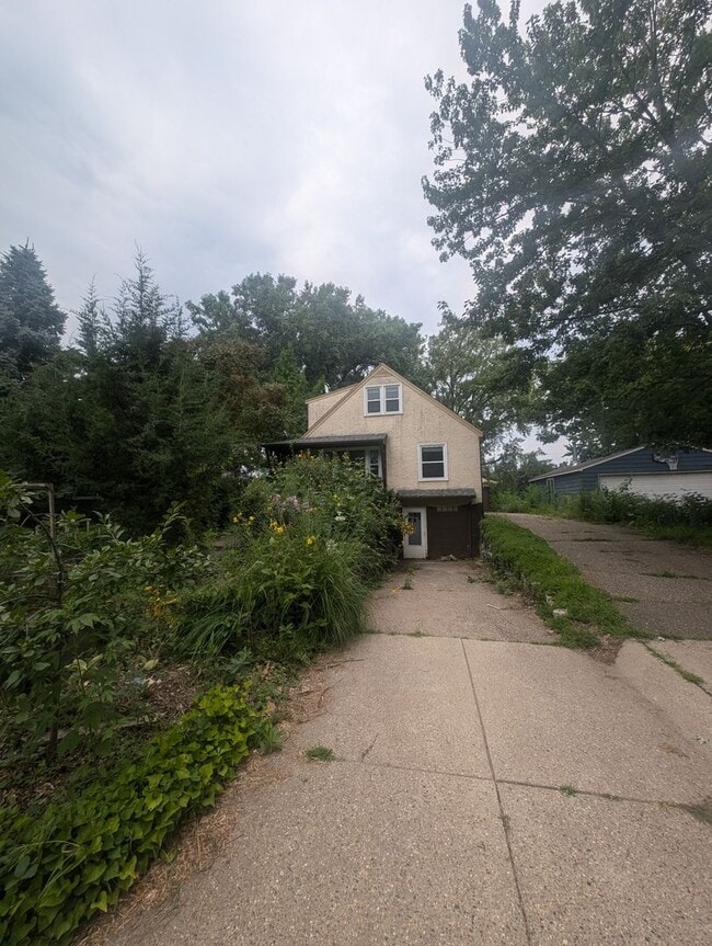 Building Photo - Charming Garden Oasis in West St. Paul – F...
