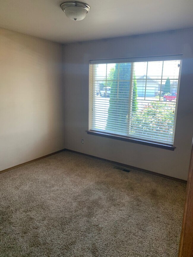 Building Photo - 4 Bedroom 2 Bathroom Rambler with Garage a...