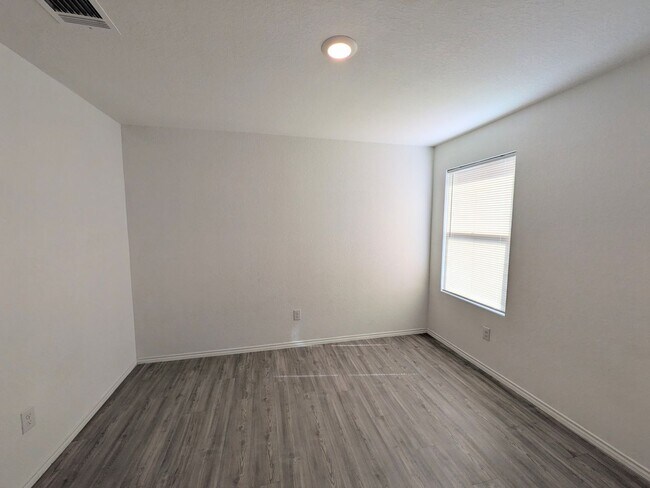 Building Photo - Fresh and Clean in New Braunfels!!