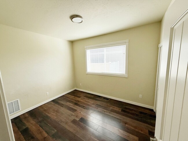 Building Photo - Sigle Family in East Valley