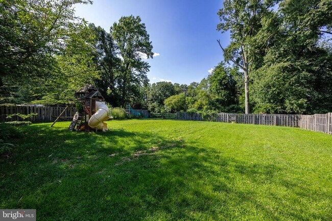 Building Photo - 18 Lakeview Dr