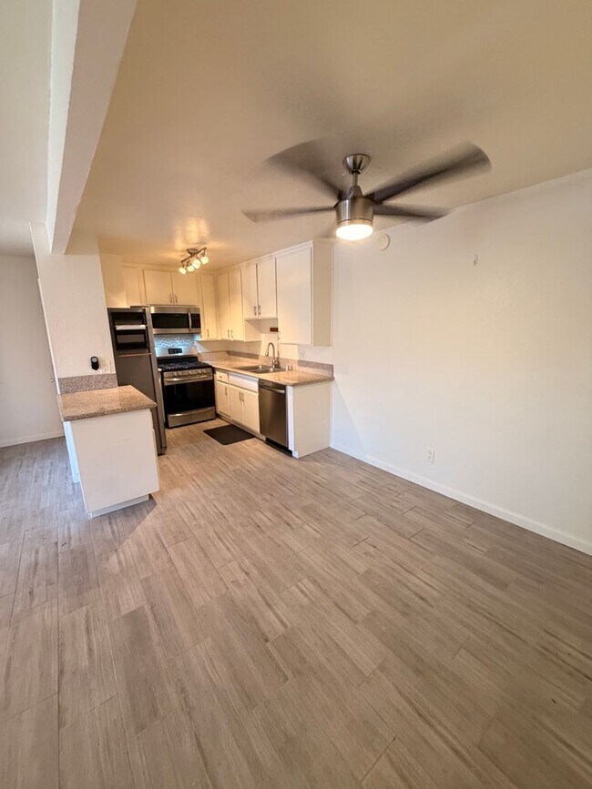Building Photo - Updated 2 Bed, 2 Bathroom Condo For Rent w/ Parking! - South Coast Metro