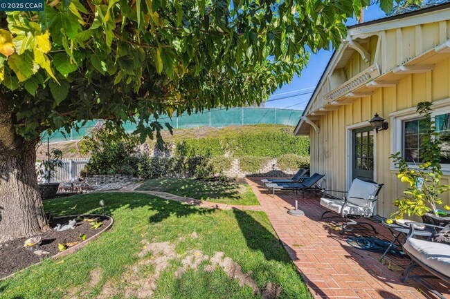 Building Photo - 521 El Pintado Rd