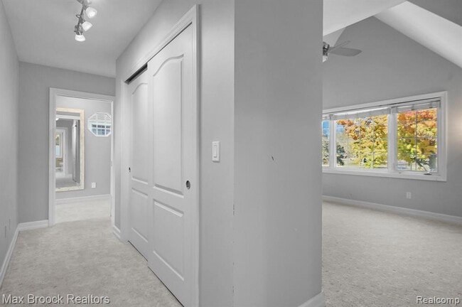 Building Photo - 2120 Buckingham Ave