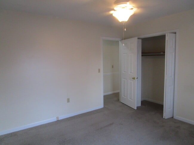 Building Photo - 40 Travis Ct