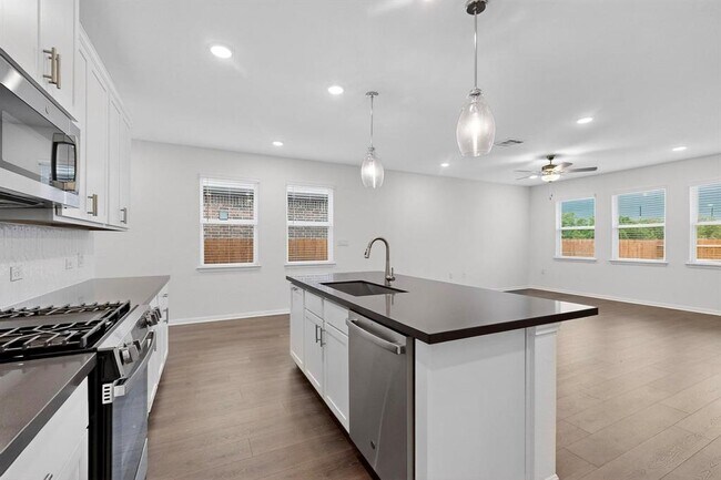 Building Photo - 1204 Purple Martin Dr