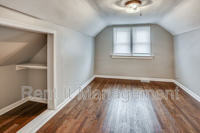 Building Photo - 1823 S 60th St