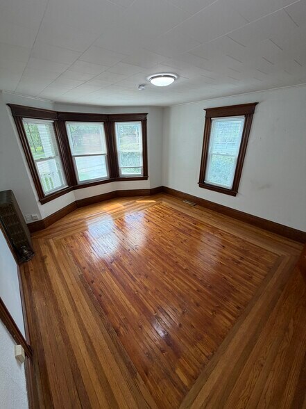 Building Photo - 103 Winton Rd S
