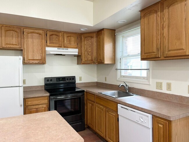 Building Photo - 1348 Wilmot Ct
