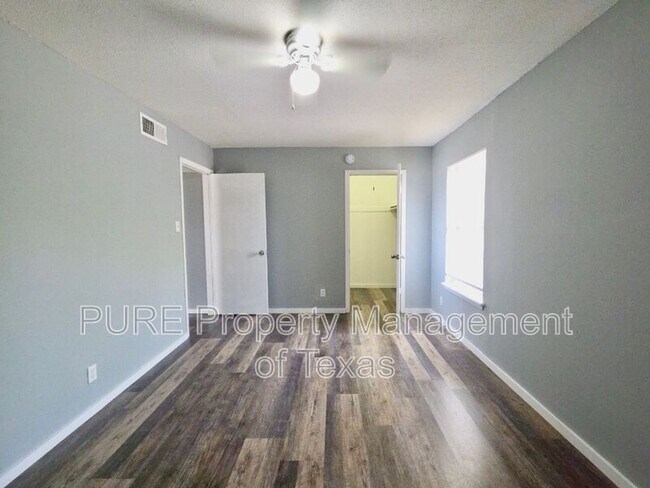 Building Photo - 5808 Wellington Dr