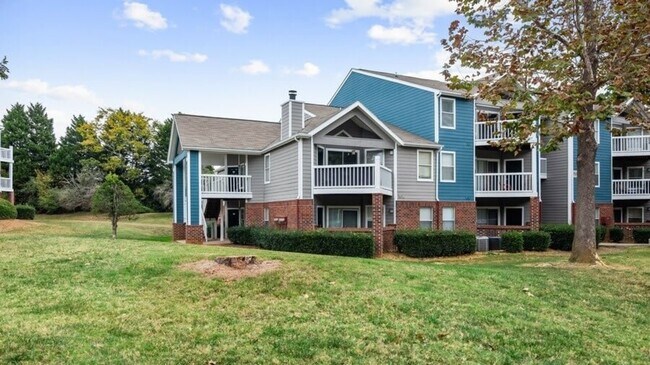 Building Photo - 2300 Village Lake Dr