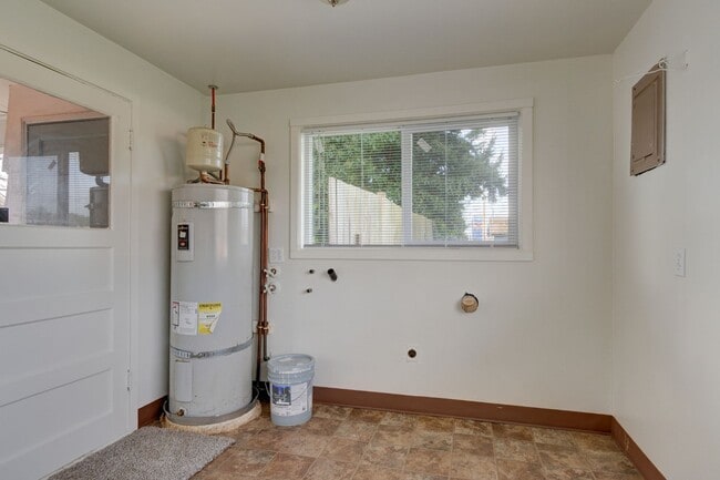 Building Photo - Single Family 2 bedroom 1 Bath Home