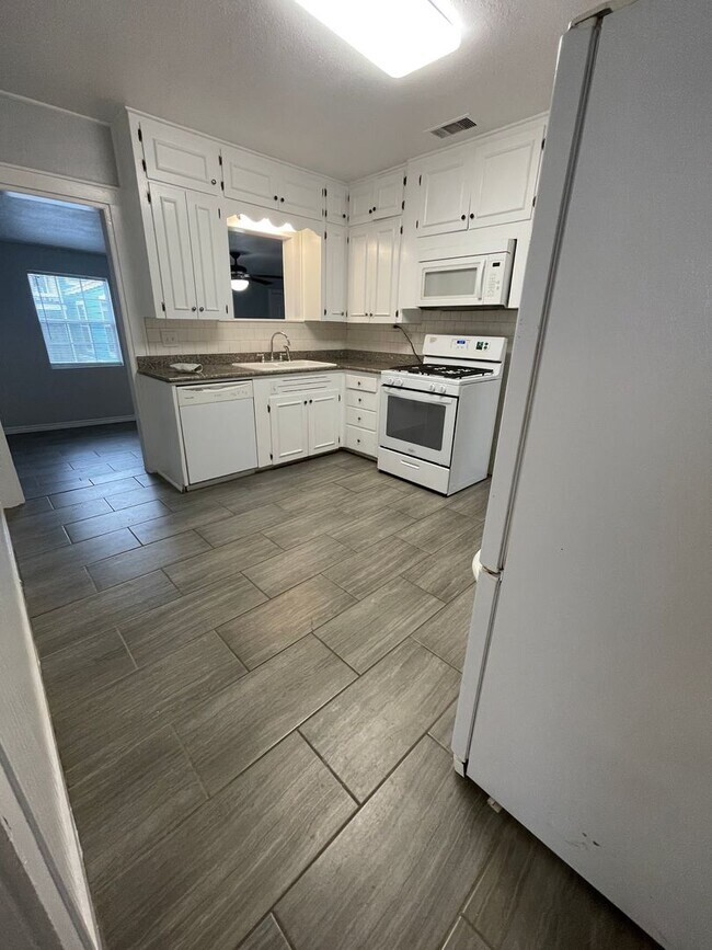 Building Photo - 715 10th Ave N