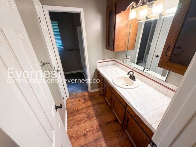 Building Photo - 3 Bed, 2 Bath Home with Garage / Pet-Friendly / Vouchers Accepted / Available Now!