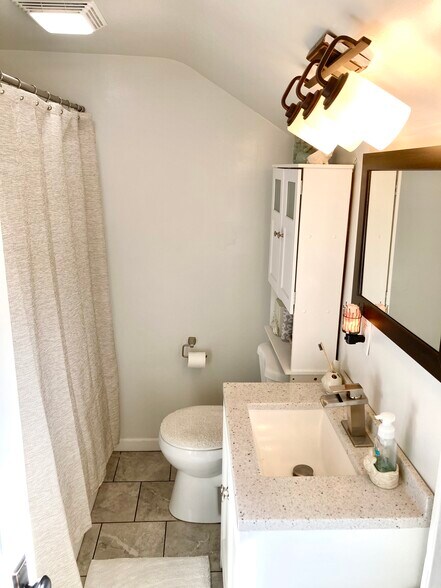 Building Photo - 144 Oak St