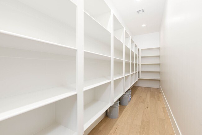 Building Photo - Brand New 6 Bed 4 Bath Rental with pool Near Sand Hollow!