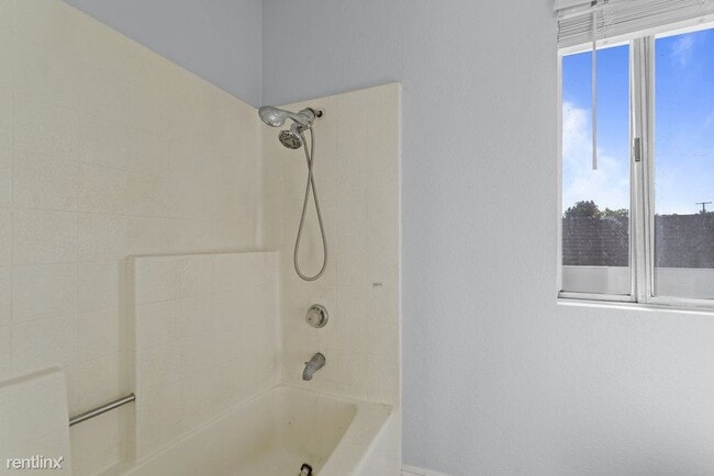 Building Photo - 2 br, 2.5 bath Townhome - 178 West Walnut ...