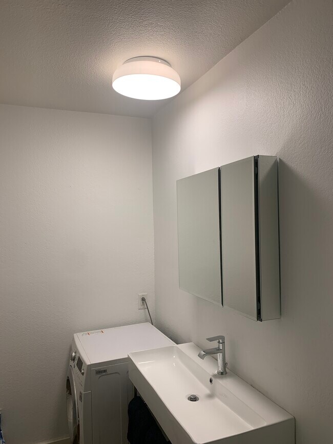 Building Photo - 141 S Clark Dr