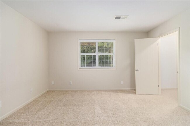 Building Photo - 6900 Roswell Rd