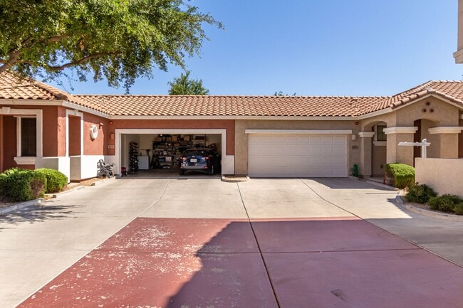 Building Photo - 3 Bedroom, 2 bath home in the heart of Gilbert!