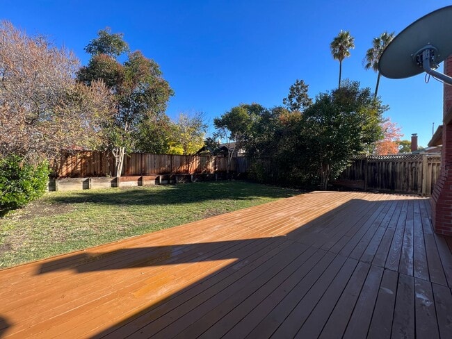 Building Photo - Newly Updated 4/2 Home! Remodeled Bathroom...