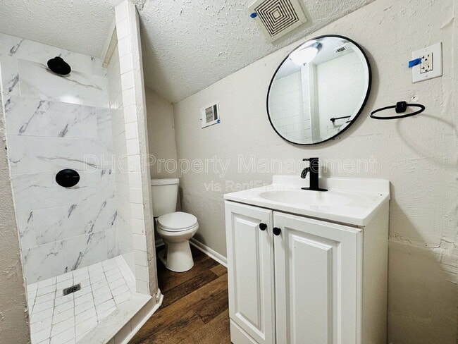 Building Photo - 2207 Bell St