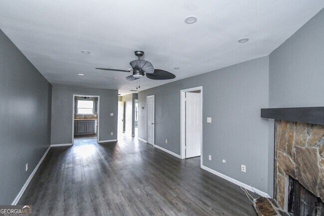 Building Photo - 735 Oak Dr