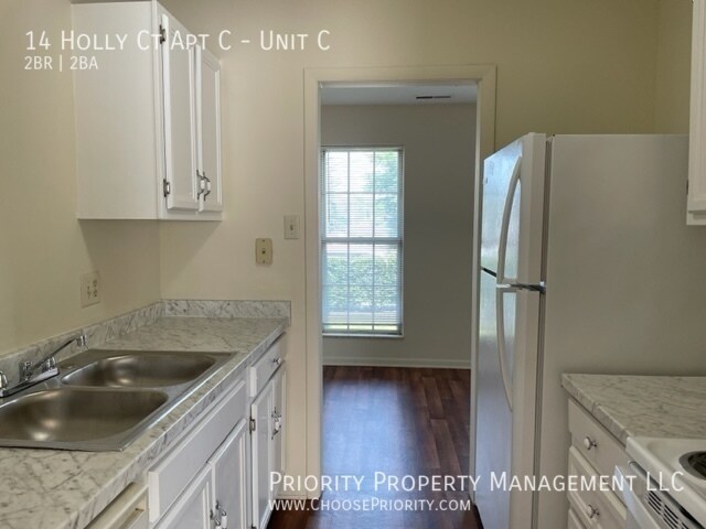 Building Photo - 2 bedroom, 1.5 bath townhome