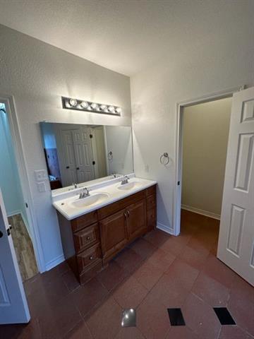 Building Photo - 3310 Silver Oaks Dr