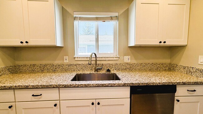 Building Photo - Beautifully Remodeled Home in Near Powell ...