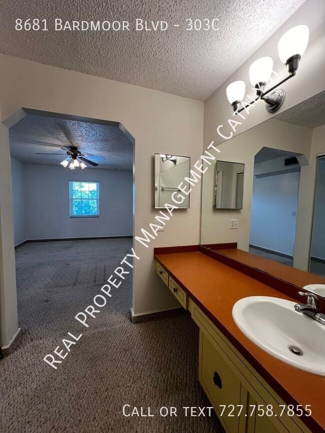 Building Photo - 8681 Bardmoor Blvd