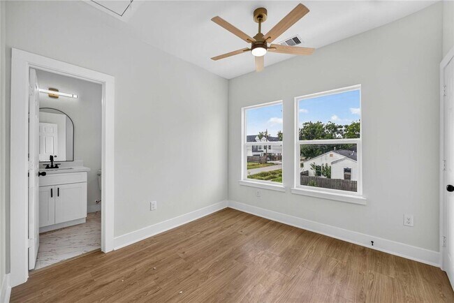 Building Photo - 4357 Elmwood St
