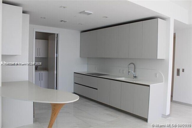 Building Photo - 16901 Collins Ave