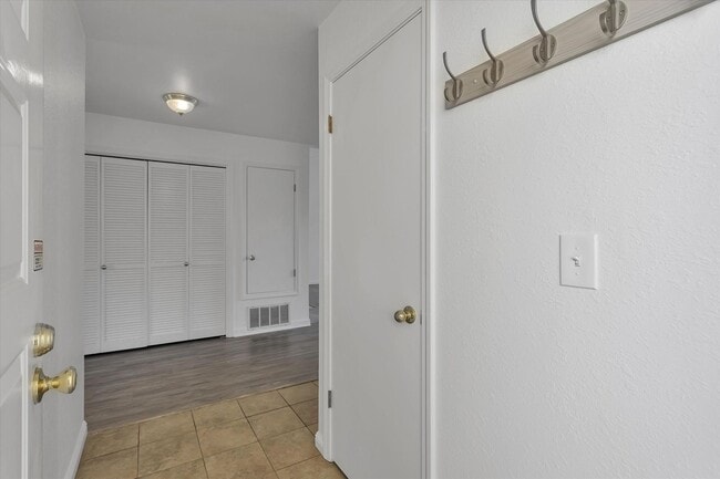 Building Photo - Upstairs Condo with Garage
