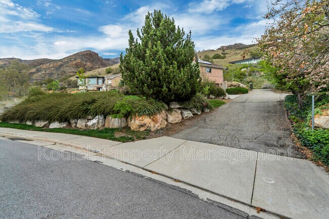 Building Photo - 3608 E Crest Mount Cir