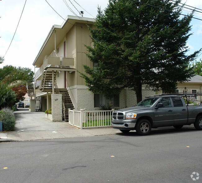Primary Photo - 221 N Ellsworth Ave