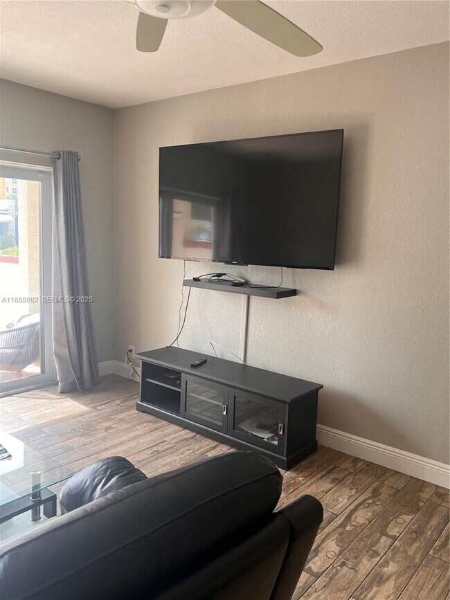 Building Photo - 400 N Riverside Dr