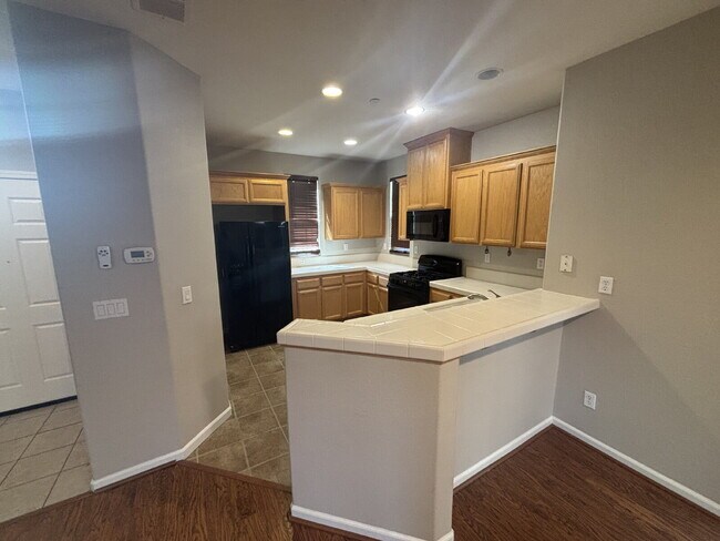 Building Photo - Spectacular 3 bed 2.5 bath home in Lincoln Crossing