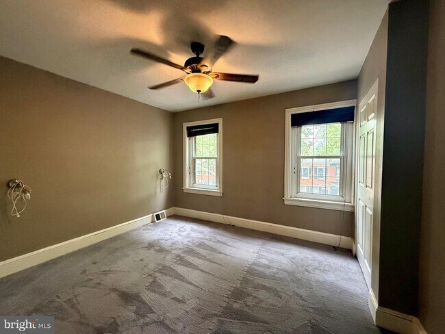Building Photo - 924 Lovering Ave
