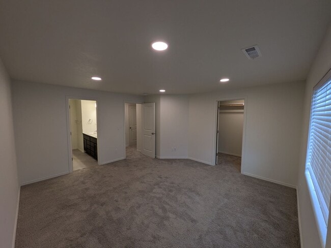 Building Photo - Brand New Townhome!