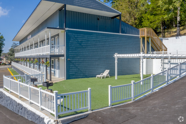 Grilling/Patio Area - Renshaw Studio Apartments