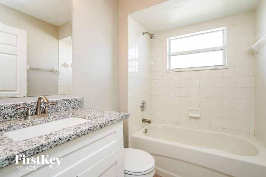 Building Photo - 1828 SW 3rd Pl