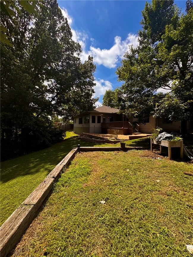 Building Photo - 723 N Lakeview Dr