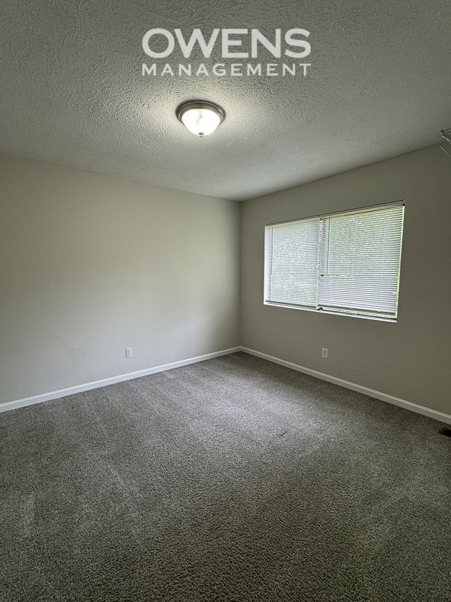Building Photo - North Hall Duplex Available