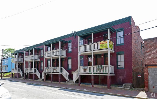 Building Photo - 813-825 Bowe St