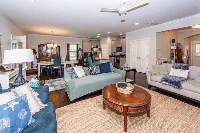 Building Photo - 3 Bedroom 2.5 Bath Single Family Home in F...